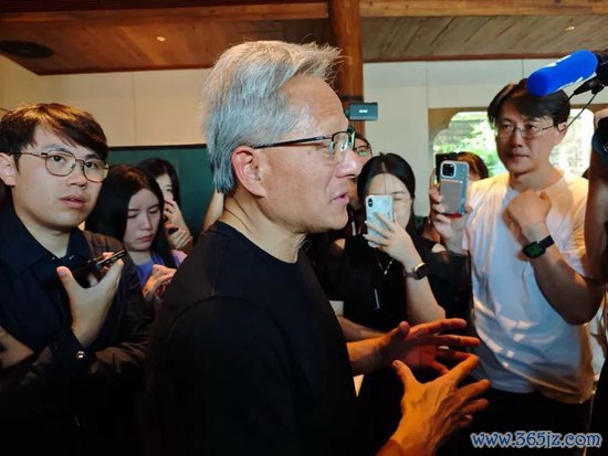 （7月16日下昼黄仁勋在北京收受《财经》等媒体采访 影相/吴俊宇）