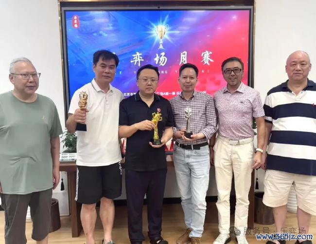 获奖嘉宾与受奖嘉宾合影眷顾