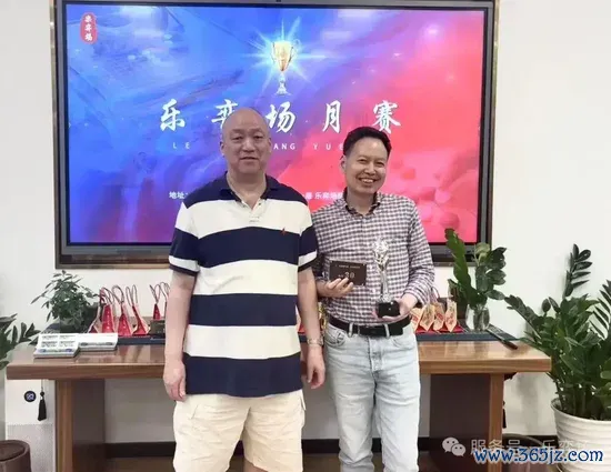 受奖嘉宾：赵伟（左） 获奖嘉宾：张宏其（右）