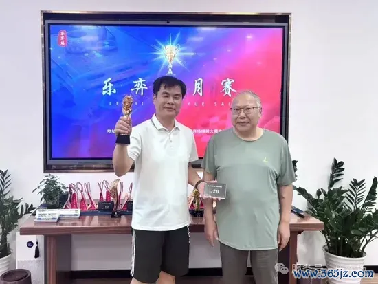 获奖嘉宾：王修勋（左） 受奖嘉宾：谭春仁（右）